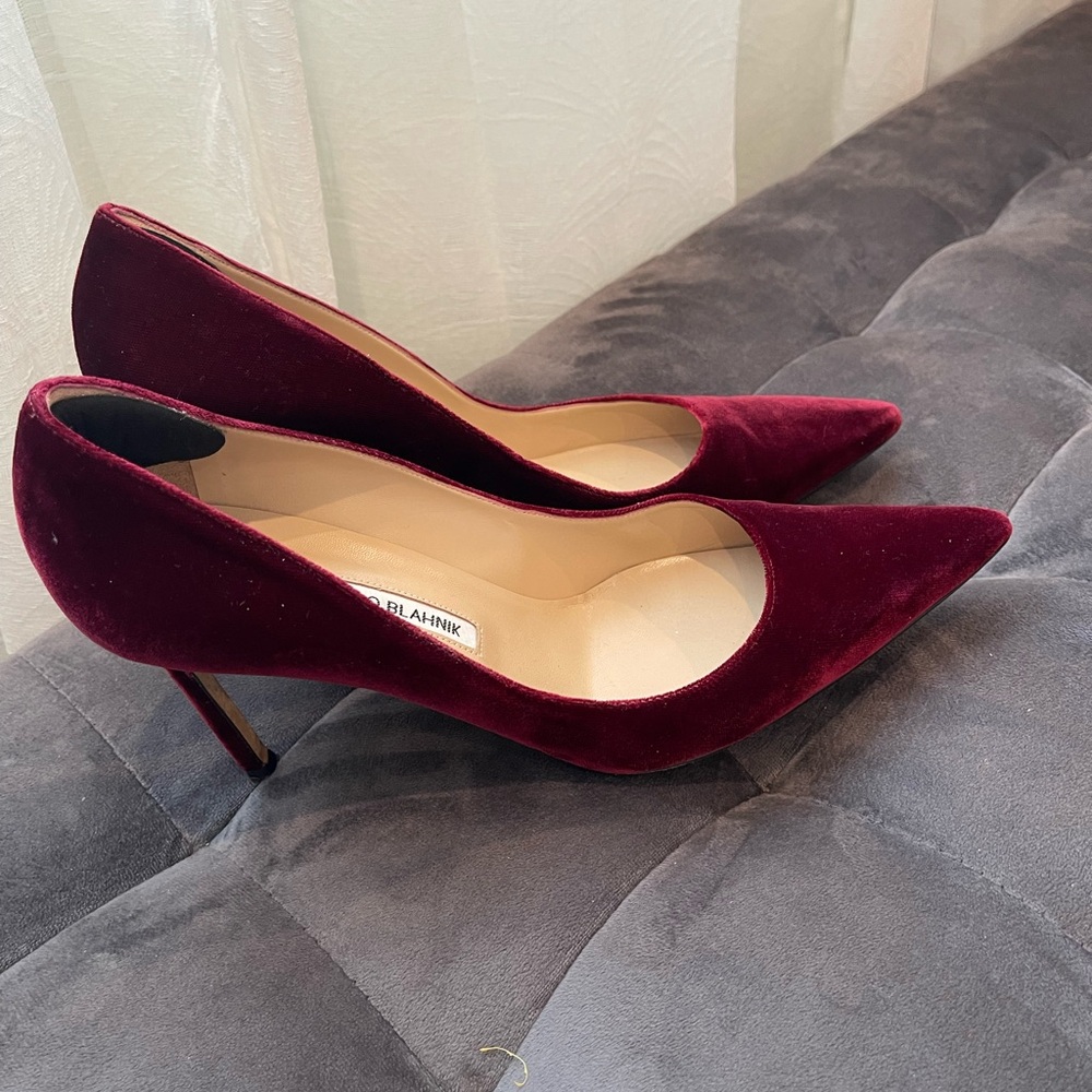 Manolo Blahnik burgundy Heels Velvet Kitten Pumps.Exelent Conditions